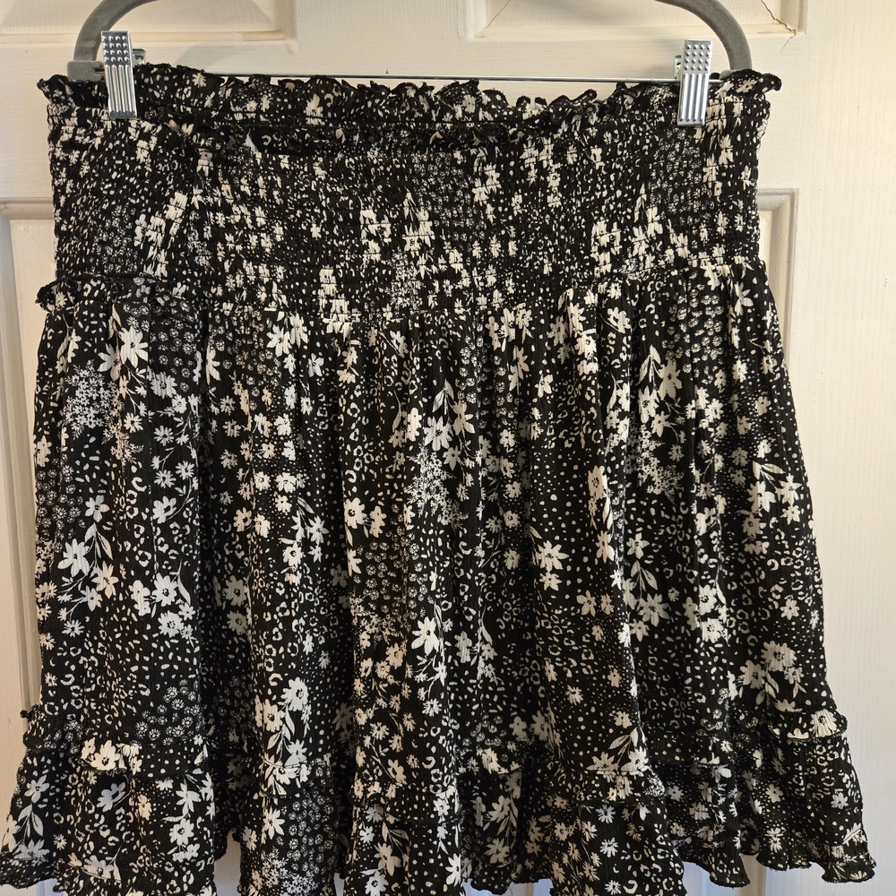 Elegant Black and White Floral Mini Skirt
